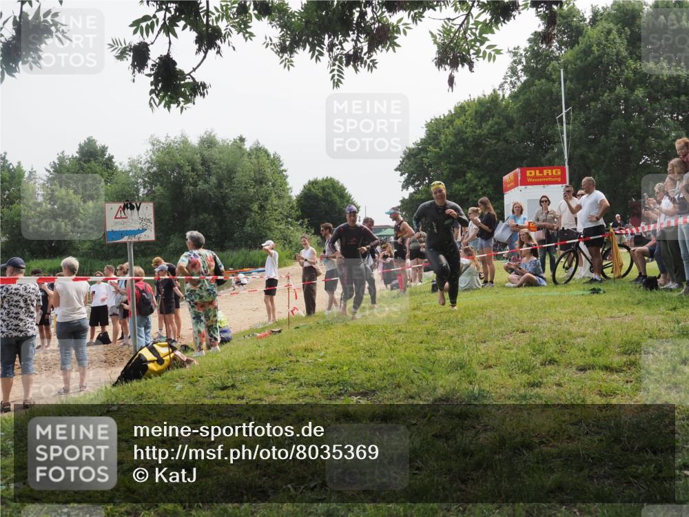 15.06.2025 - 27. Vierlanden-Triathlon KatJ http://msf.ph/oto/8035369 15.06.2025 11:20:05 Schwimmen 806, 889, 930, 932, 964, 976 meine-sportfotos.de