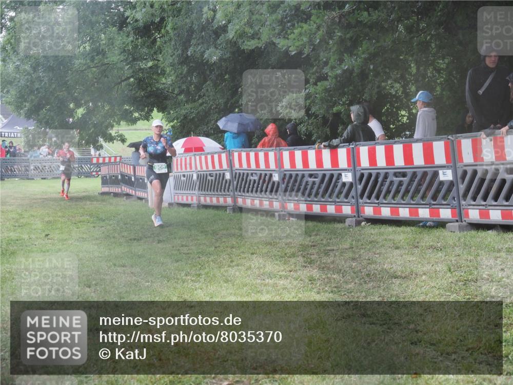 21.06.2025 - 27. Vierlanden-Triathlon KatJ http://msf.ph/oto/8035370 15.06.2025 13:51:23 Ziel 908, 1119 meine-sportfotos.de