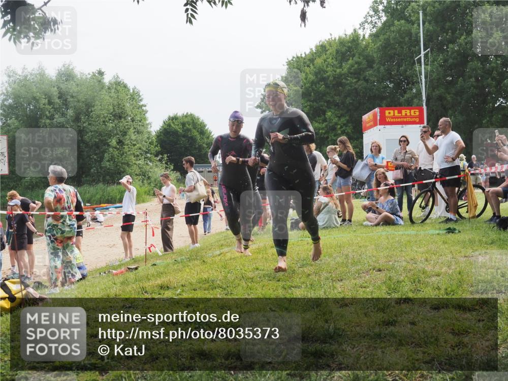 15.06.2025 - 27. Vierlanden-Triathlon KatJ http://msf.ph/oto/8035373 15.06.2025 11:20:06 Schwimmen 806, 889, 930, 932, 964, 976 meine-sportfotos.de