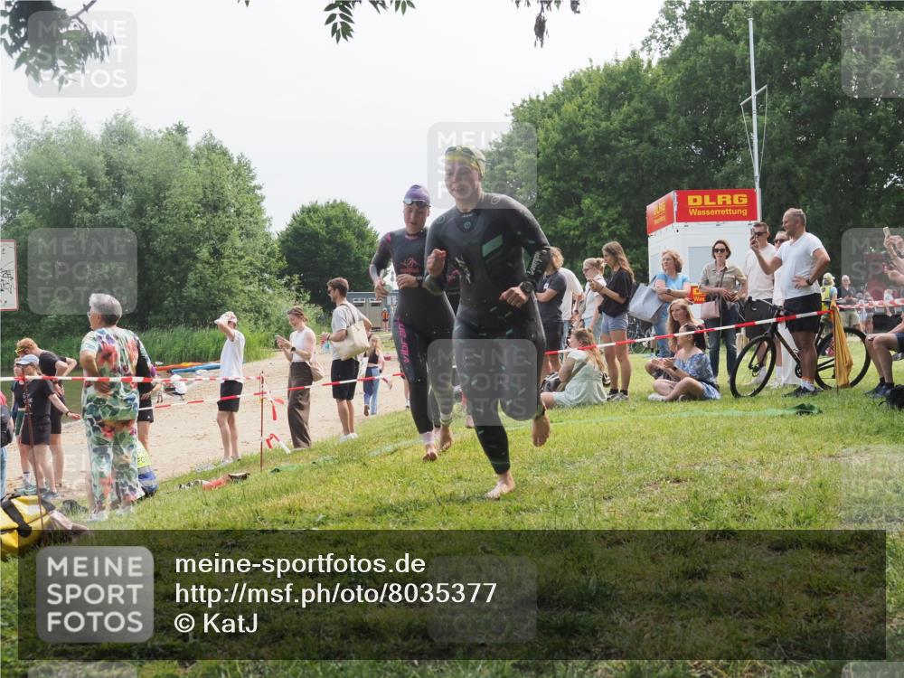 15.06.2025 - 27. Vierlanden-Triathlon KatJ http://msf.ph/oto/8035377 15.06.2025 11:20:06 Schwimmen 806, 889, 930, 932, 964, 976 meine-sportfotos.de