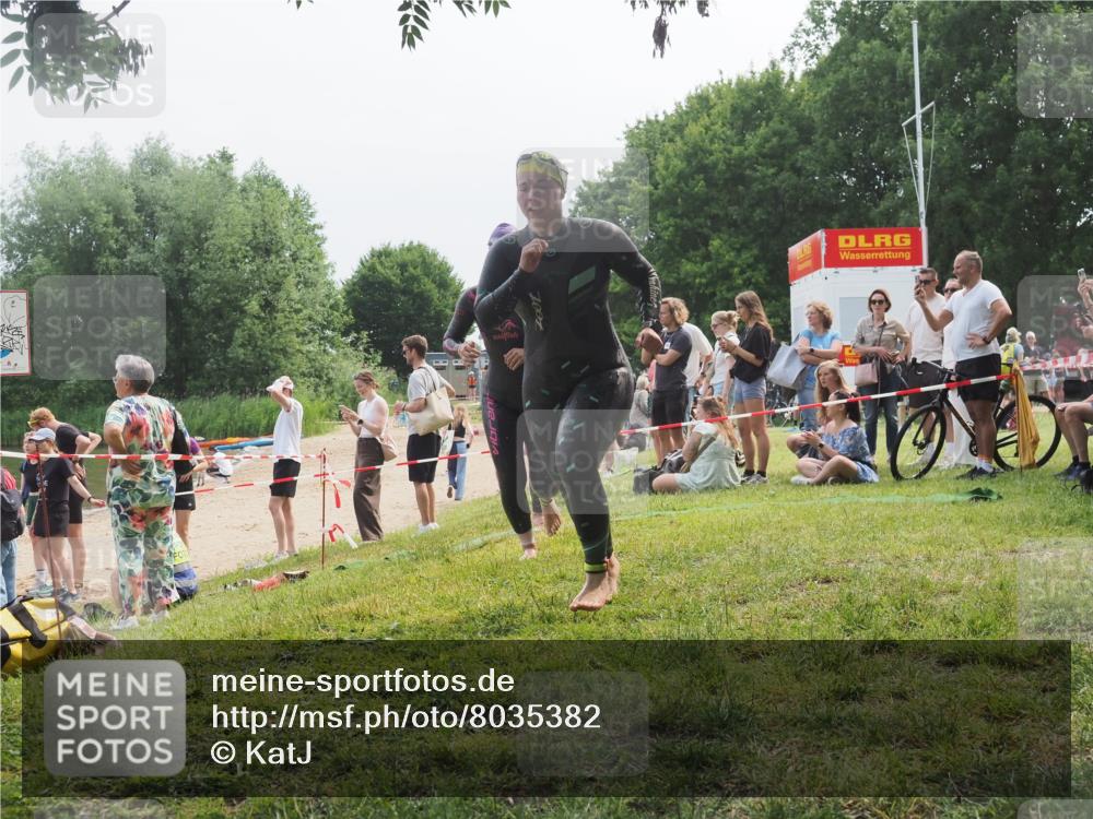 15.06.2025 - 27. Vierlanden-Triathlon KatJ http://msf.ph/oto/8035382 15.06.2025 11:20:06 Schwimmen 806, 889, 930, 932, 964, 976 meine-sportfotos.de