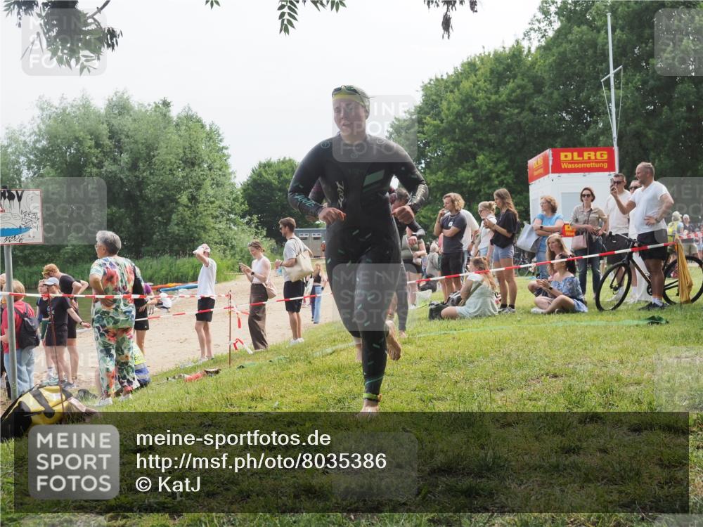 15.06.2025 - 27. Vierlanden-Triathlon KatJ http://msf.ph/oto/8035386 15.06.2025 11:20:06 Schwimmen 806, 889, 930, 932, 964, 976 meine-sportfotos.de