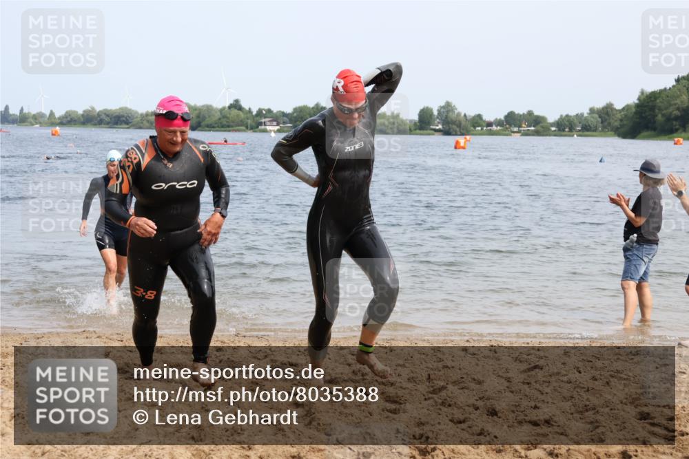 15.06.2025 - 27. Vierlanden-Triathlon Lena Gebhardt http://msf.ph/oto/8035388 15.06.2025 11:22:35 Schwimmen 891, 898, 914 meine-sportfotos.de