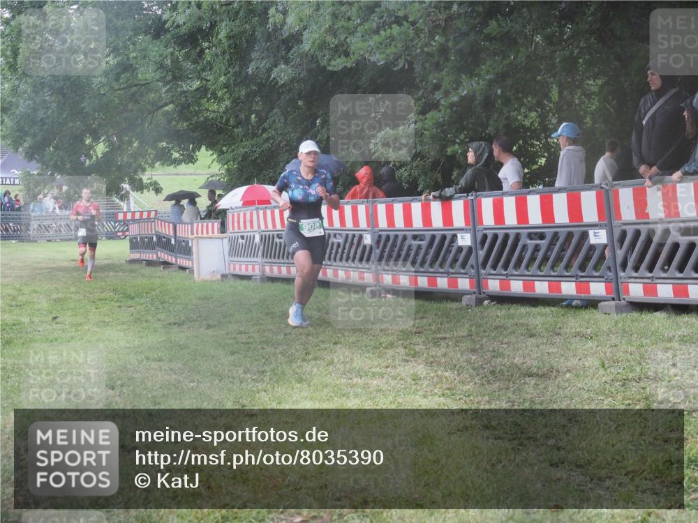 21.06.2025 - 27. Vierlanden-Triathlon KatJ http://msf.ph/oto/8035390 15.06.2025 13:51:24 Ziel 908, 1119 meine-sportfotos.de