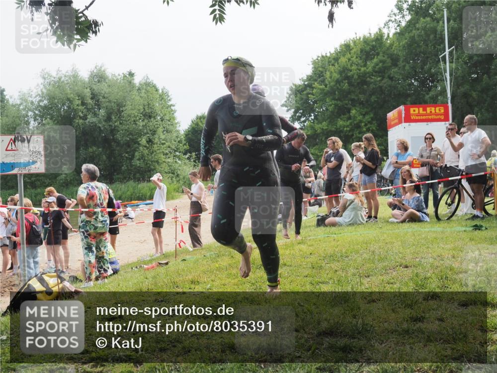 15.06.2025 - 27. Vierlanden-Triathlon KatJ http://msf.ph/oto/8035391 15.06.2025 11:20:07 Schwimmen 806, 889, 930, 932, 964, 976 meine-sportfotos.de