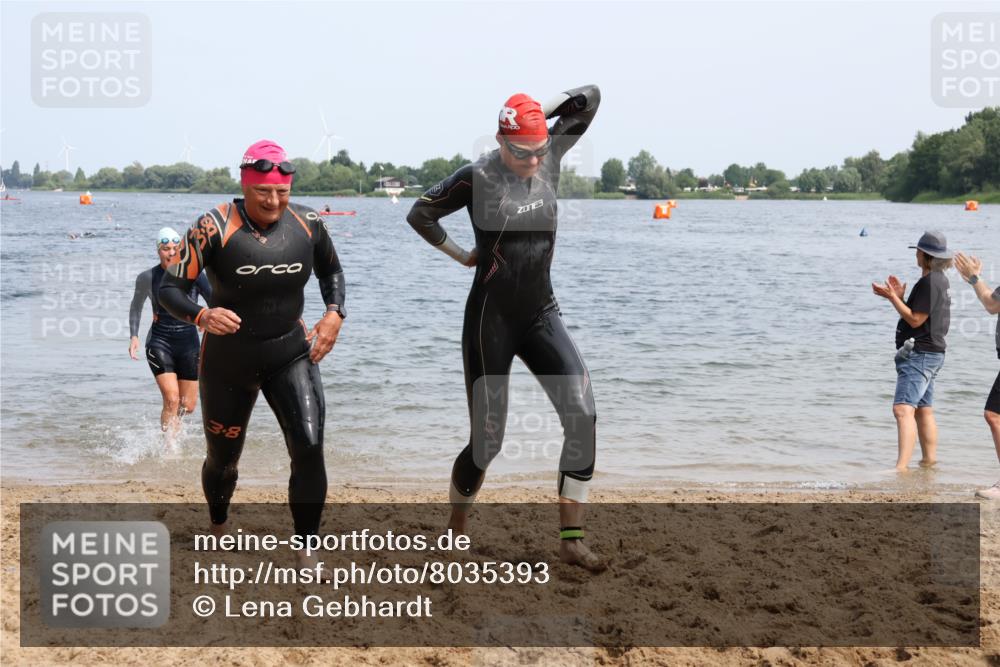 15.06.2025 - 27. Vierlanden-Triathlon Lena Gebhardt http://msf.ph/oto/8035393 15.06.2025 11:22:35 Schwimmen 891, 898, 914 meine-sportfotos.de