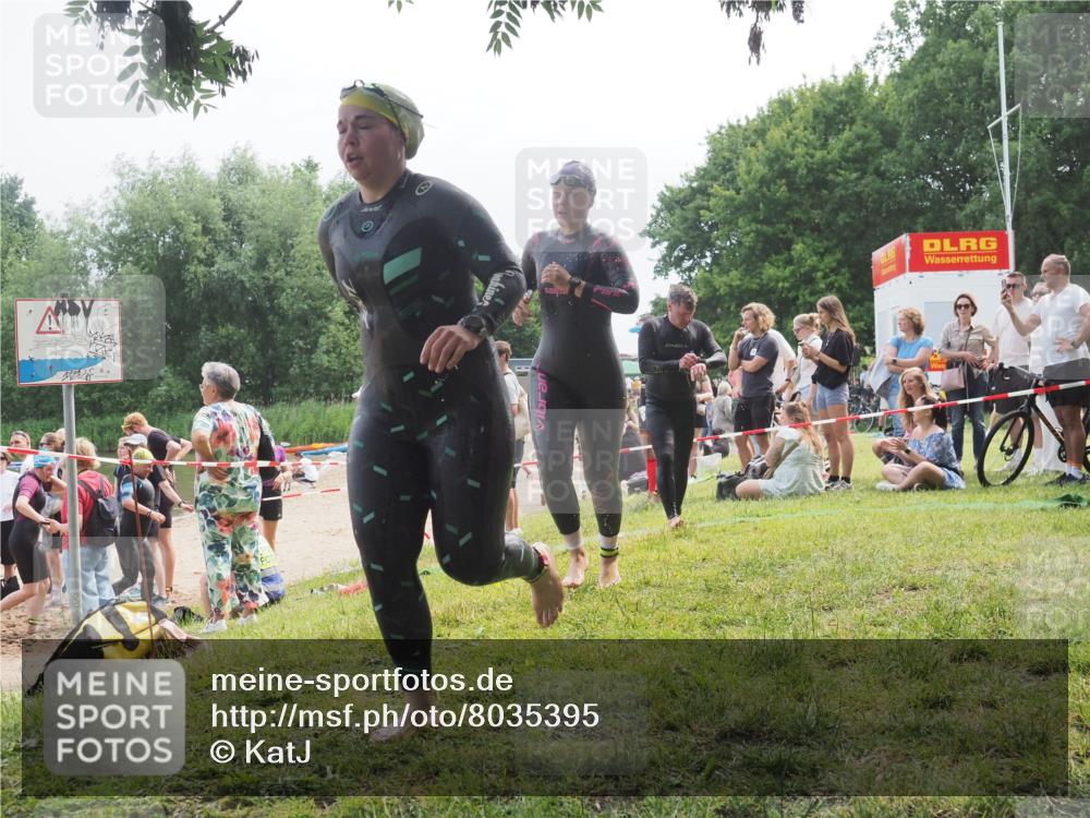 15.06.2025 - 27. Vierlanden-Triathlon KatJ http://msf.ph/oto/8035395 15.06.2025 11:20:07 Schwimmen 806, 889, 930, 932, 964, 976 meine-sportfotos.de