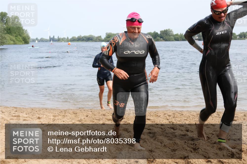 15.06.2025 - 27. Vierlanden-Triathlon Lena Gebhardt http://msf.ph/oto/8035398 15.06.2025 11:22:36 Schwimmen 891, 898, 914 meine-sportfotos.de