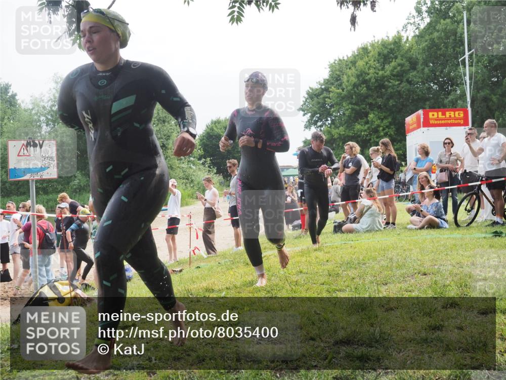 15.06.2025 - 27. Vierlanden-Triathlon KatJ http://msf.ph/oto/8035400 15.06.2025 11:20:07 Schwimmen 806, 889, 930, 932, 964, 976 meine-sportfotos.de