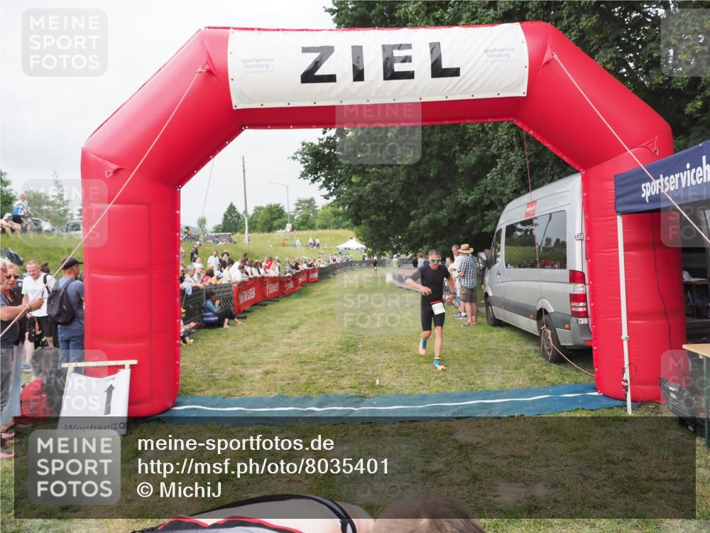 21.06.2025 - 27. Vierlanden-Triathlon MichiJ http://msf.ph/oto/8035401 15.06.2026 12:59:34 Ziel 851, 1024, 1025, 1026, 1027 meine-sportfotos.de
