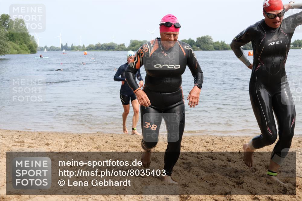 15.06.2025 - 27. Vierlanden-Triathlon Lena Gebhardt http://msf.ph/oto/8035403 15.06.2025 11:22:36 Schwimmen 891, 898, 914 meine-sportfotos.de