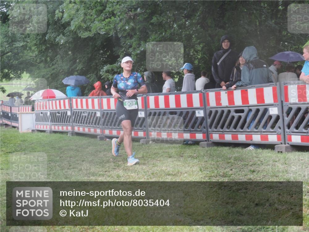 21.06.2025 - 27. Vierlanden-Triathlon KatJ http://msf.ph/oto/8035404 15.06.2025 13:51:25 Ziel 908, 1119 meine-sportfotos.de