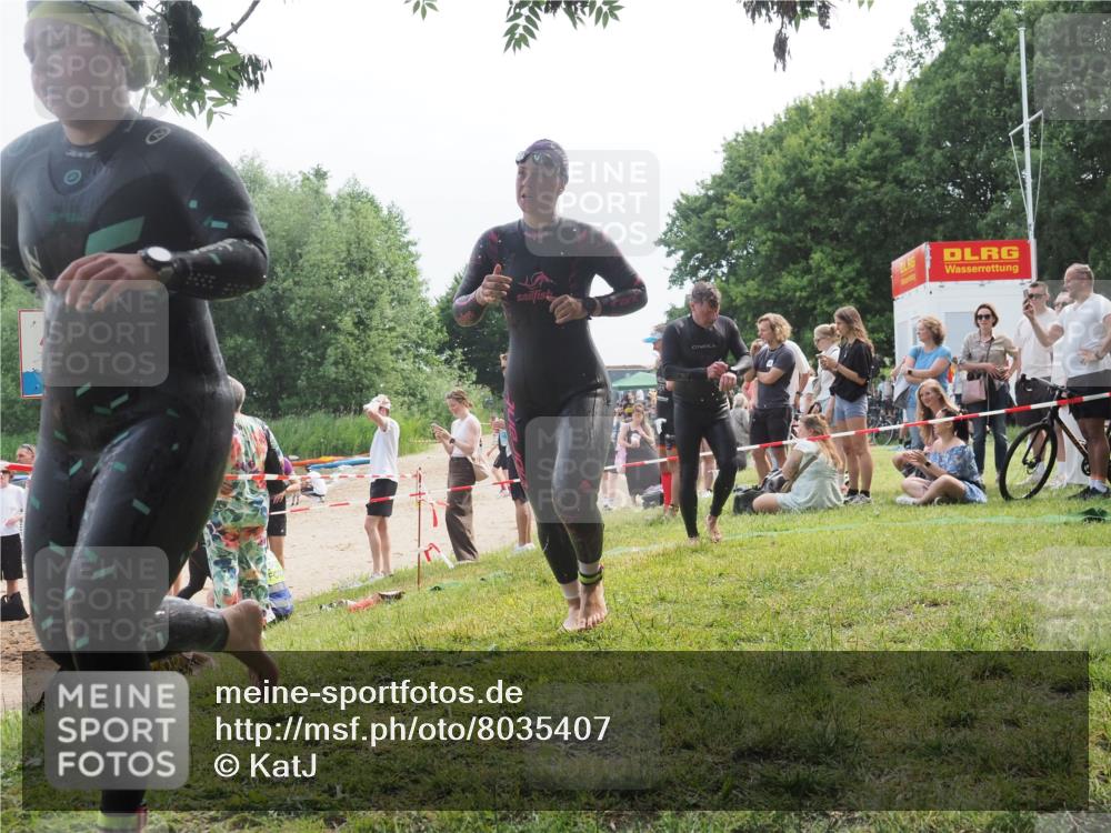 15.06.2025 - 27. Vierlanden-Triathlon KatJ http://msf.ph/oto/8035407 15.06.2025 11:20:07 Schwimmen 806, 889, 930, 932, 964, 976 meine-sportfotos.de