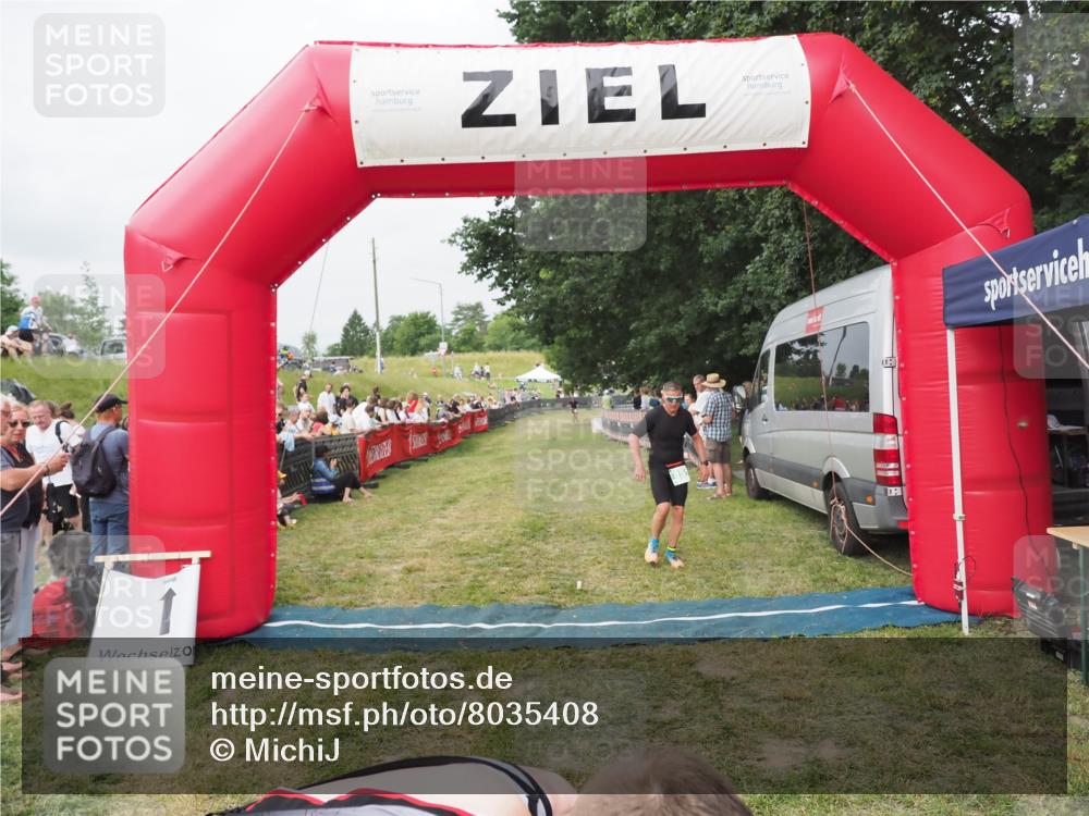 21.06.2025 - 27. Vierlanden-Triathlon MichiJ http://msf.ph/oto/8035408 15.06.2026 12:59:34 Ziel 851, 1024, 1025, 1026, 1027 meine-sportfotos.de