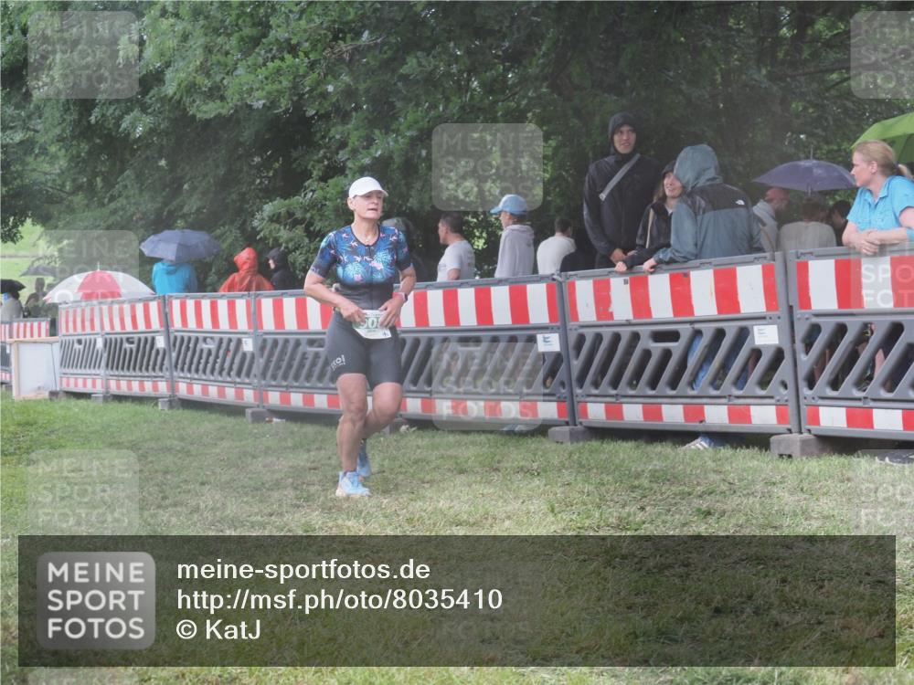 21.06.2025 - 27. Vierlanden-Triathlon KatJ http://msf.ph/oto/8035410 15.06.2025 13:51:25 Ziel 908, 1119 meine-sportfotos.de