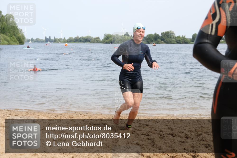15.06.2025 - 27. Vierlanden-Triathlon Lena Gebhardt http://msf.ph/oto/8035412 15.06.2025 11:22:38 Schwimmen 891, 898, 914 meine-sportfotos.de