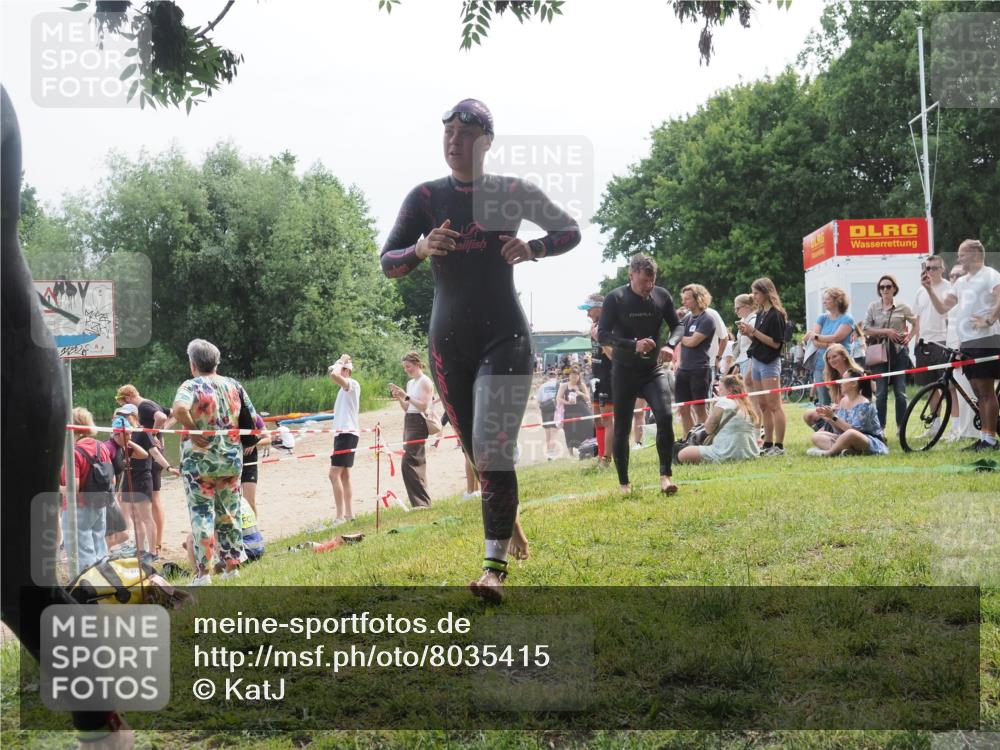 15.06.2025 - 27. Vierlanden-Triathlon KatJ http://msf.ph/oto/8035415 15.06.2025 11:20:07 Schwimmen 806, 889, 930, 932, 964, 976 meine-sportfotos.de