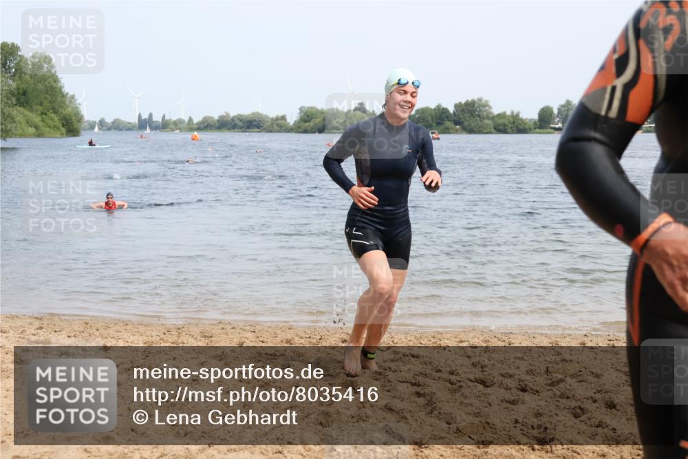 15.06.2025 - 27. Vierlanden-Triathlon Lena Gebhardt http://msf.ph/oto/8035416 15.06.2025 11:22:38 Schwimmen 891, 898, 914 meine-sportfotos.de