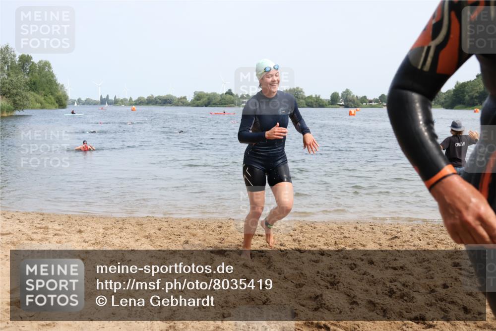 15.06.2025 - 27. Vierlanden-Triathlon Lena Gebhardt http://msf.ph/oto/8035419 15.06.2025 11:22:38 Schwimmen 891, 898, 914 meine-sportfotos.de