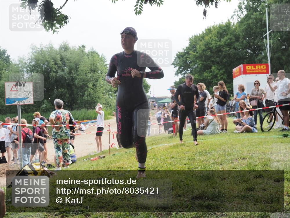 15.06.2025 - 27. Vierlanden-Triathlon KatJ http://msf.ph/oto/8035421 15.06.2025 11:20:07 Schwimmen 806, 889, 930, 932, 964, 976 meine-sportfotos.de