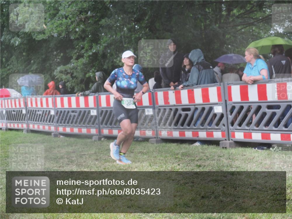 21.06.2025 - 27. Vierlanden-Triathlon KatJ http://msf.ph/oto/8035423 15.06.2025 13:51:25 Ziel 908, 1119 meine-sportfotos.de