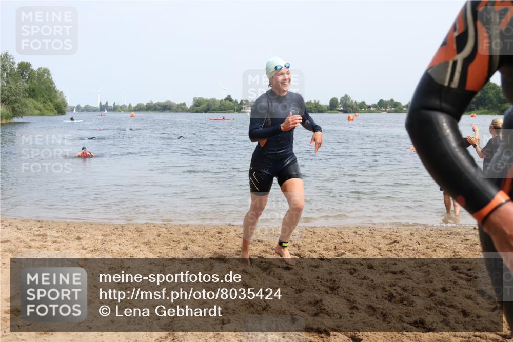 15.06.2025 - 27. Vierlanden-Triathlon Lena Gebhardt http://msf.ph/oto/8035424 15.06.2025 11:22:38 Schwimmen 891, 898, 914 meine-sportfotos.de