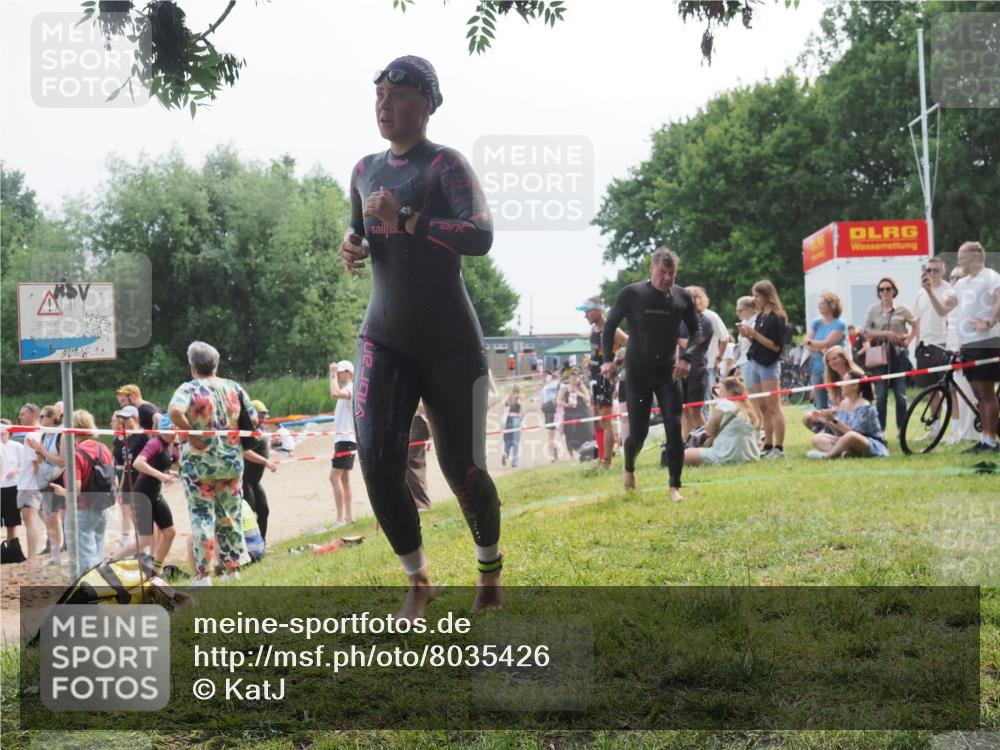 15.06.2025 - 27. Vierlanden-Triathlon KatJ http://msf.ph/oto/8035426 15.06.2025 11:20:07 Schwimmen 806, 889, 930, 932, 964, 976 meine-sportfotos.de