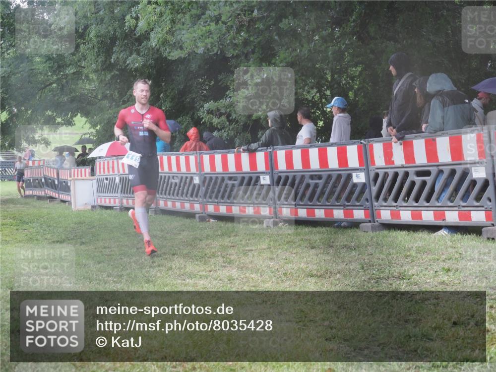 21.06.2025 - 27. Vierlanden-Triathlon KatJ http://msf.ph/oto/8035428 15.06.2025 13:51:28 Ziel 908, 1119 meine-sportfotos.de