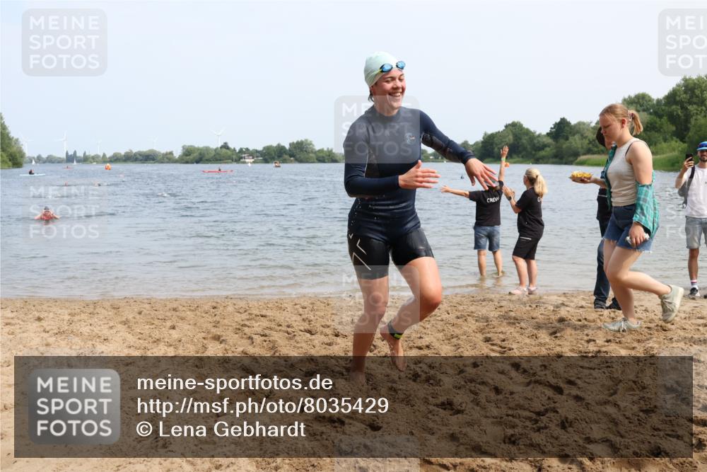 15.06.2025 - 27. Vierlanden-Triathlon Lena Gebhardt http://msf.ph/oto/8035429 15.06.2025 11:22:39 Schwimmen 891, 898, 914 meine-sportfotos.de