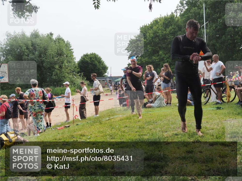 15.06.2025 - 27. Vierlanden-Triathlon KatJ http://msf.ph/oto/8035431 15.06.2025 11:20:10 Schwimmen 806, 889, 930, 932, 940, 964, 976 meine-sportfotos.de