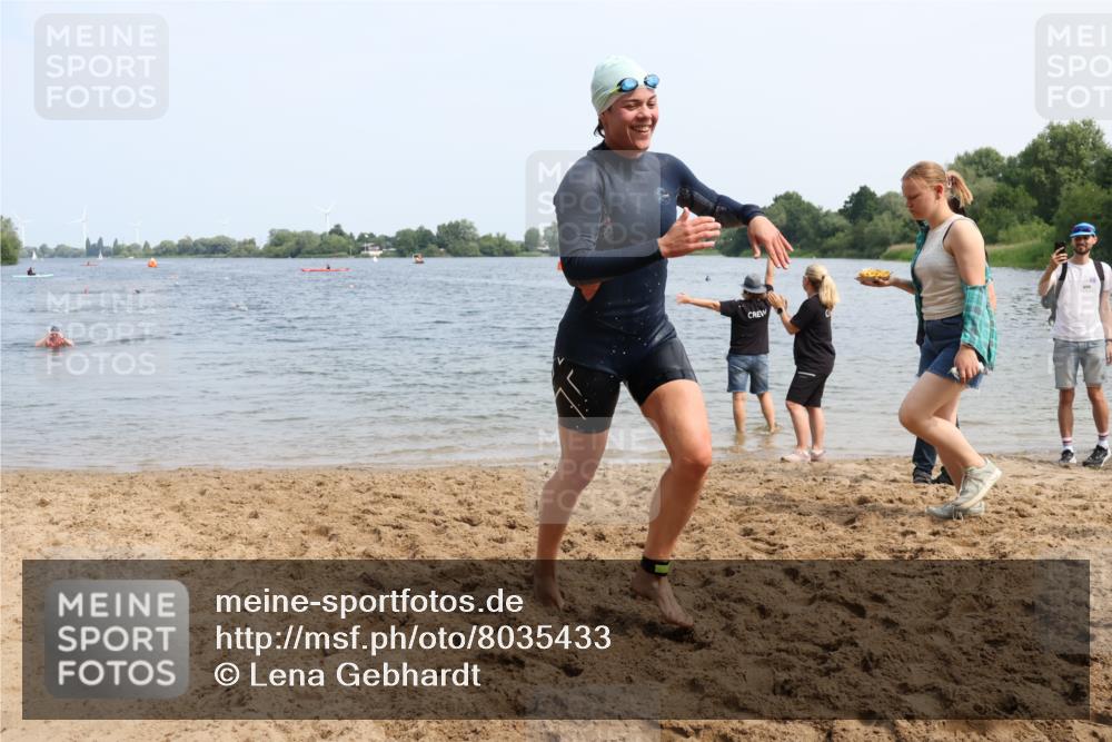 15.06.2025 - 27. Vierlanden-Triathlon Lena Gebhardt http://msf.ph/oto/8035433 15.06.2025 11:22:39 Schwimmen 891, 898, 914 meine-sportfotos.de