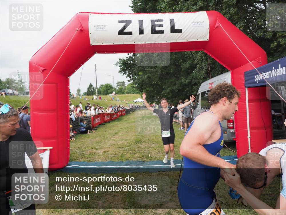 21.06.2025 - 27. Vierlanden-Triathlon MichiJ http://msf.ph/oto/8035435 15.06.2026 13:00:08 Ziel 661 meine-sportfotos.de