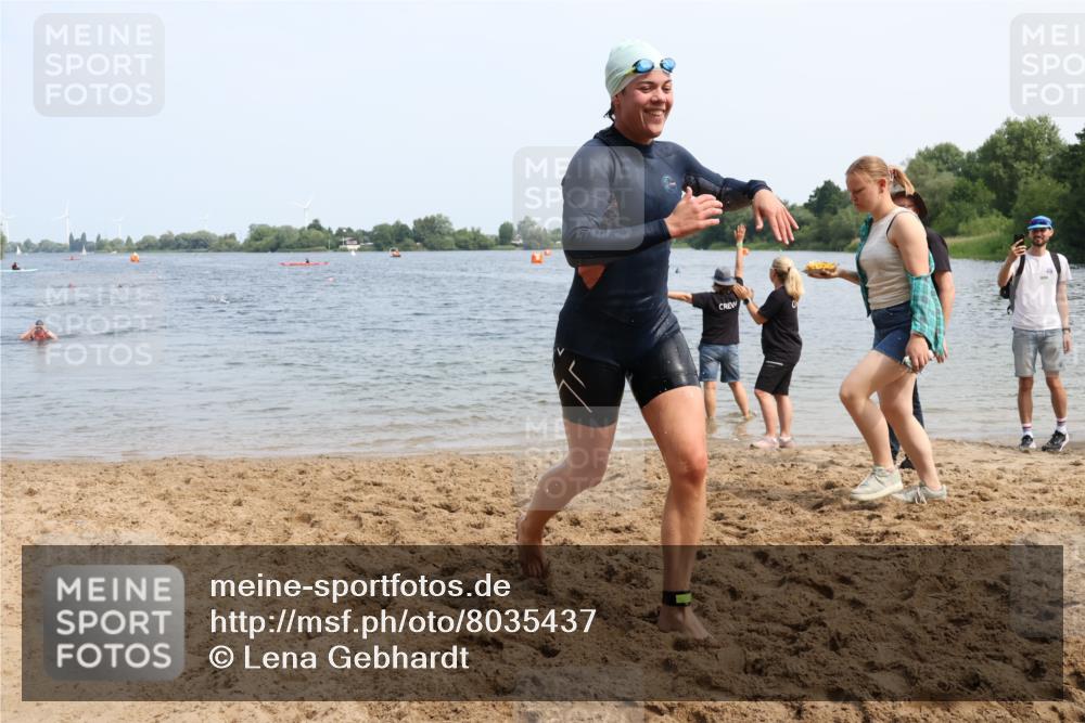 15.06.2025 - 27. Vierlanden-Triathlon Lena Gebhardt http://msf.ph/oto/8035437 15.06.2025 11:22:39 Schwimmen 891, 898, 914 meine-sportfotos.de
