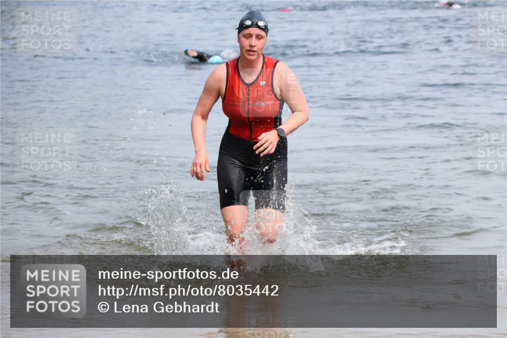 15.06.2025 - 27. Vierlanden-Triathlon Lena Gebhardt http://msf.ph/oto/8035442 15.06.2025 11:22:49 Schwimmen 894 meine-sportfotos.de