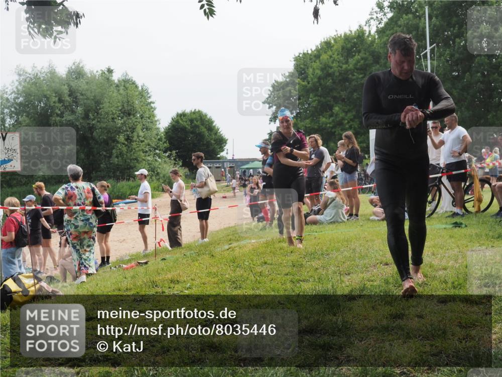 15.06.2025 - 27. Vierlanden-Triathlon KatJ http://msf.ph/oto/8035446 15.06.2025 11:20:11 Schwimmen 806, 889, 930, 932, 940, 964, 976 meine-sportfotos.de