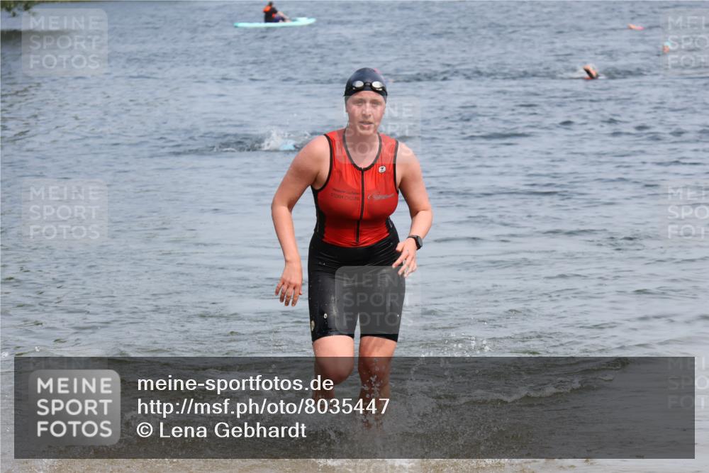 15.06.2025 - 27. Vierlanden-Triathlon Lena Gebhardt http://msf.ph/oto/8035447 15.06.2025 11:22:50 Schwimmen 894 meine-sportfotos.de