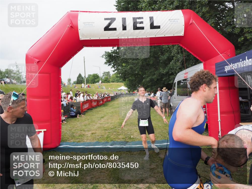 21.06.2025 - 27. Vierlanden-Triathlon MichiJ http://msf.ph/oto/8035450 15.06.2026 13:00:08 Ziel 661 meine-sportfotos.de