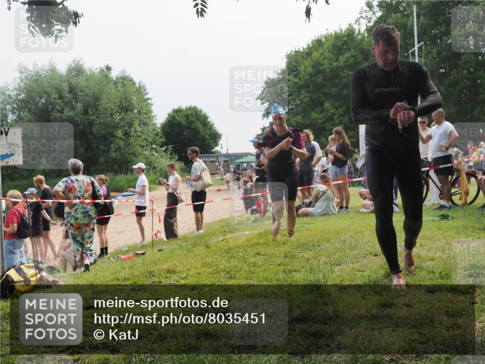 15.06.2025 - 27. Vierlanden-Triathlon KatJ http://msf.ph/oto/8035451 15.06.2025 11:20:11 Schwimmen 806, 889, 930, 932, 940, 964, 976 meine-sportfotos.de