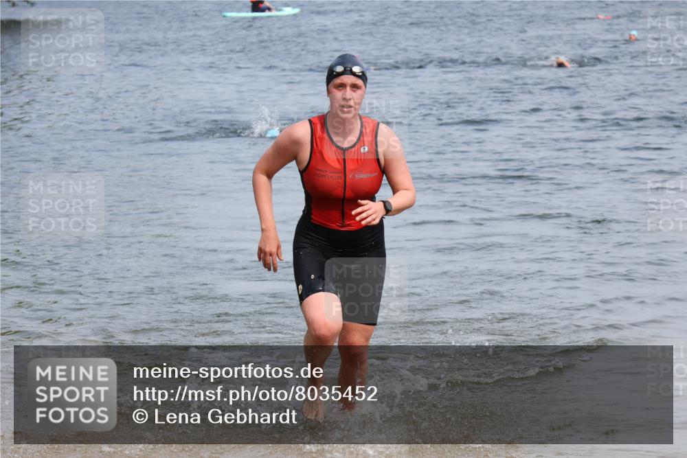 15.06.2025 - 27. Vierlanden-Triathlon Lena Gebhardt http://msf.ph/oto/8035452 15.06.2025 11:22:50 Schwimmen 894 meine-sportfotos.de