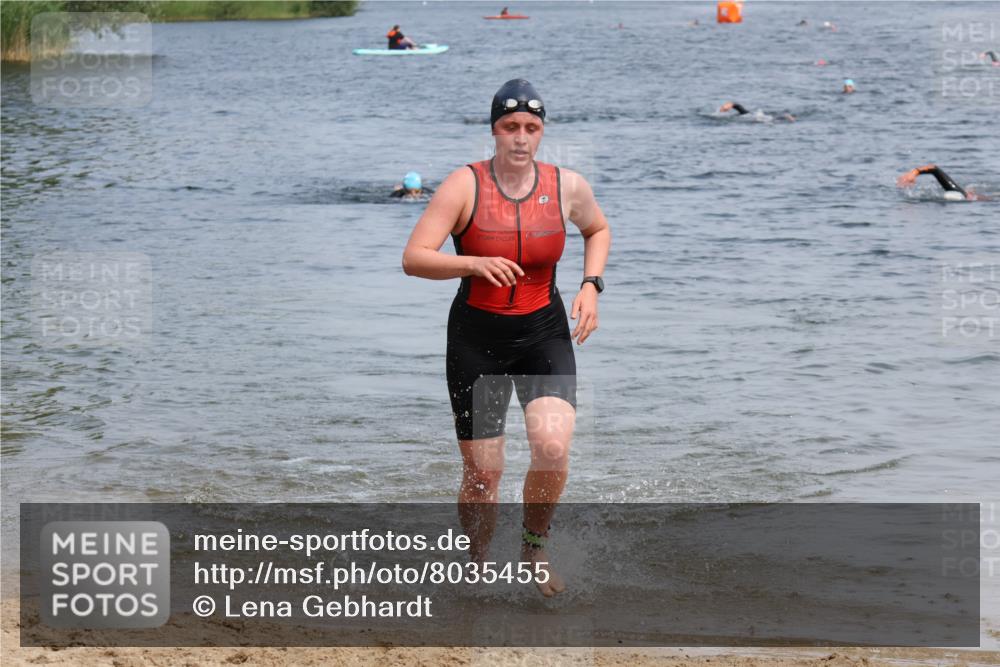 15.06.2025 - 27. Vierlanden-Triathlon Lena Gebhardt http://msf.ph/oto/8035455 15.06.2025 11:22:50 Schwimmen 894 meine-sportfotos.de