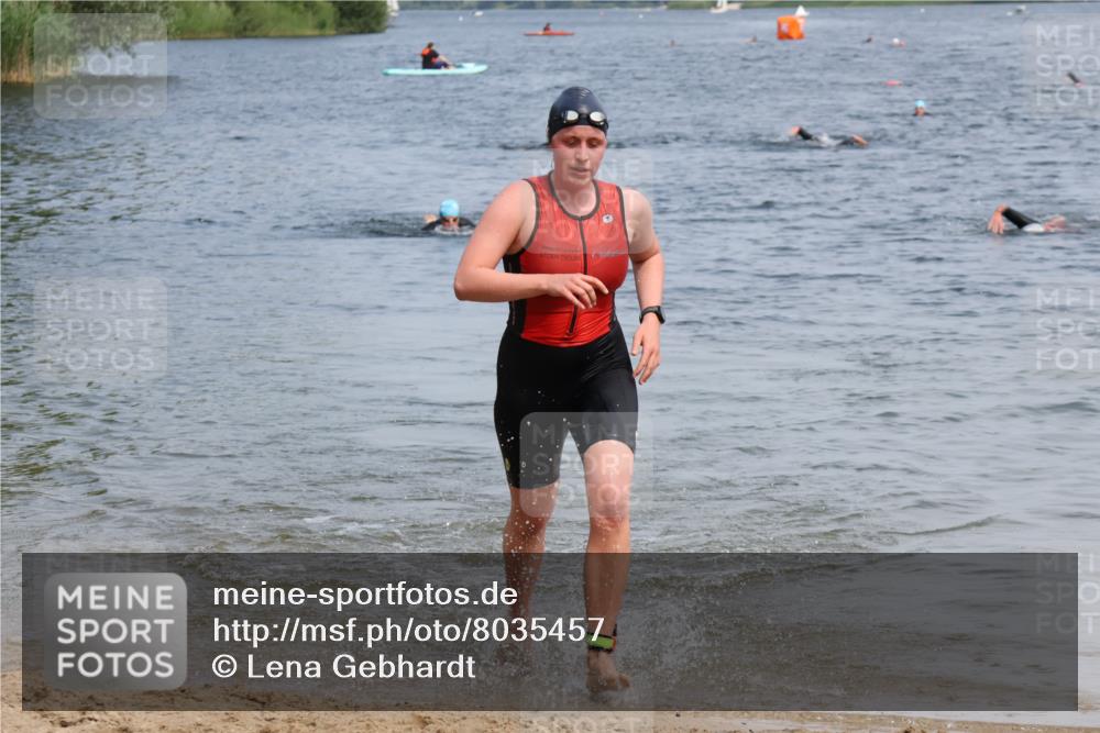 15.06.2025 - 27. Vierlanden-Triathlon Lena Gebhardt http://msf.ph/oto/8035457 15.06.2025 11:22:50 Schwimmen 894 meine-sportfotos.de