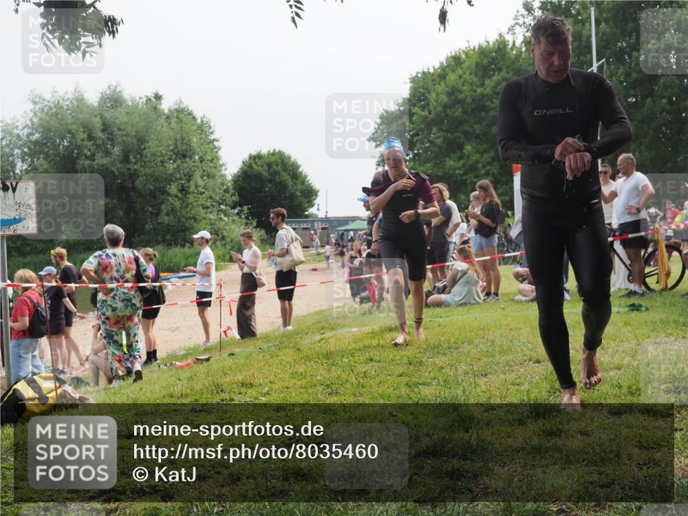15.06.2025 - 27. Vierlanden-Triathlon KatJ http://msf.ph/oto/8035460 15.06.2025 11:20:11 Schwimmen 806, 889, 930, 932, 940, 964, 976 meine-sportfotos.de