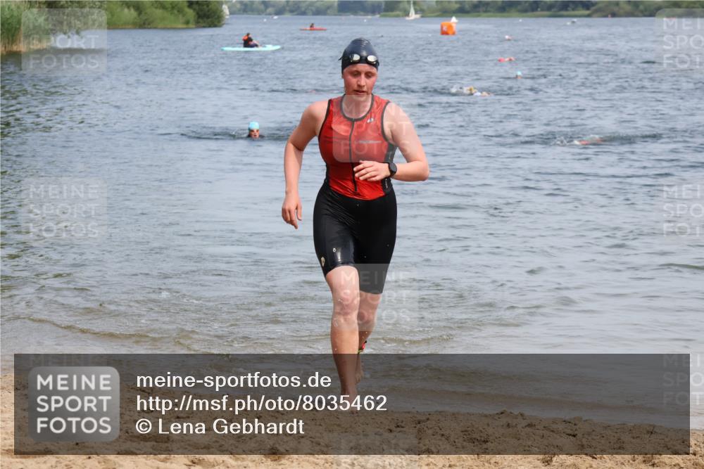 15.06.2025 - 27. Vierlanden-Triathlon Lena Gebhardt http://msf.ph/oto/8035462 15.06.2025 11:22:51 Schwimmen 894 meine-sportfotos.de