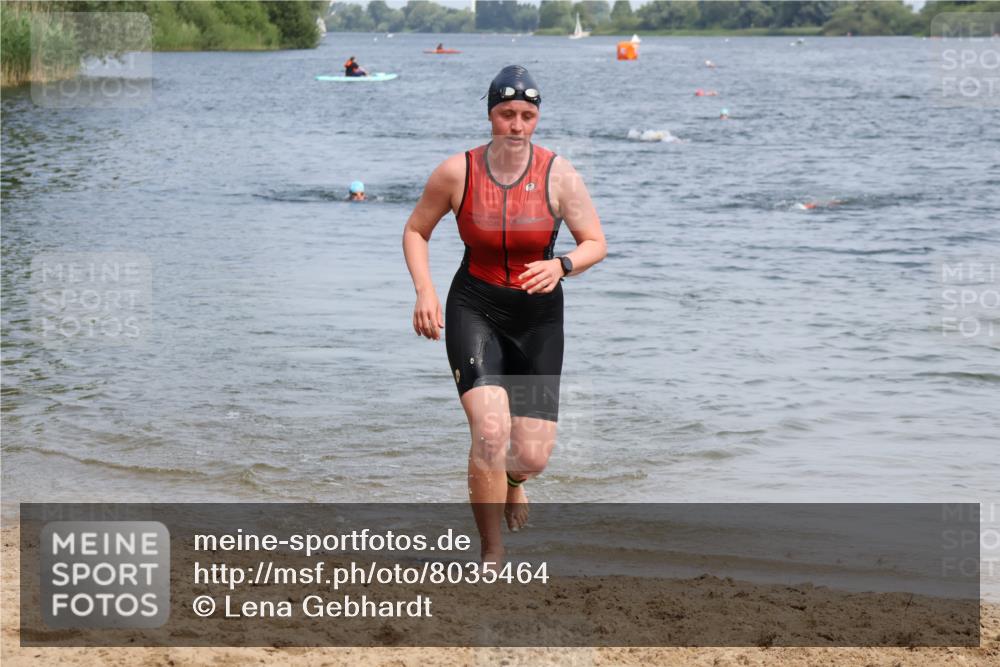 15.06.2025 - 27. Vierlanden-Triathlon Lena Gebhardt http://msf.ph/oto/8035464 15.06.2025 11:22:51 Schwimmen 894 meine-sportfotos.de