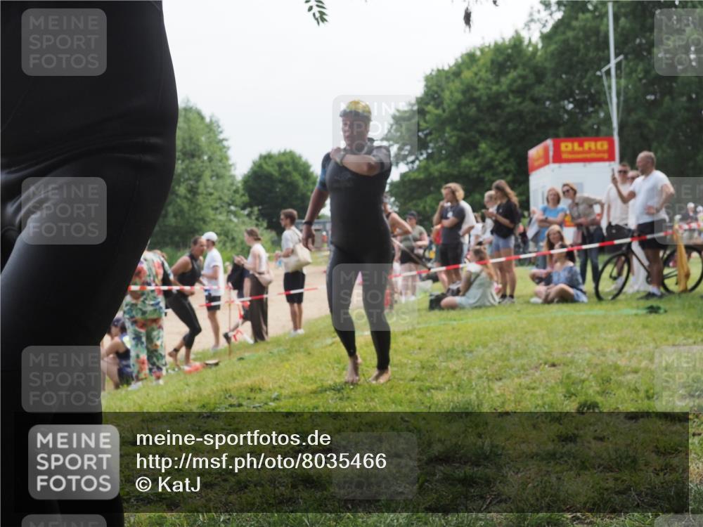 15.06.2025 - 27. Vierlanden-Triathlon KatJ http://msf.ph/oto/8035466 15.06.2025 11:20:13 Schwimmen 806, 889, 930, 932, 940, 976 meine-sportfotos.de