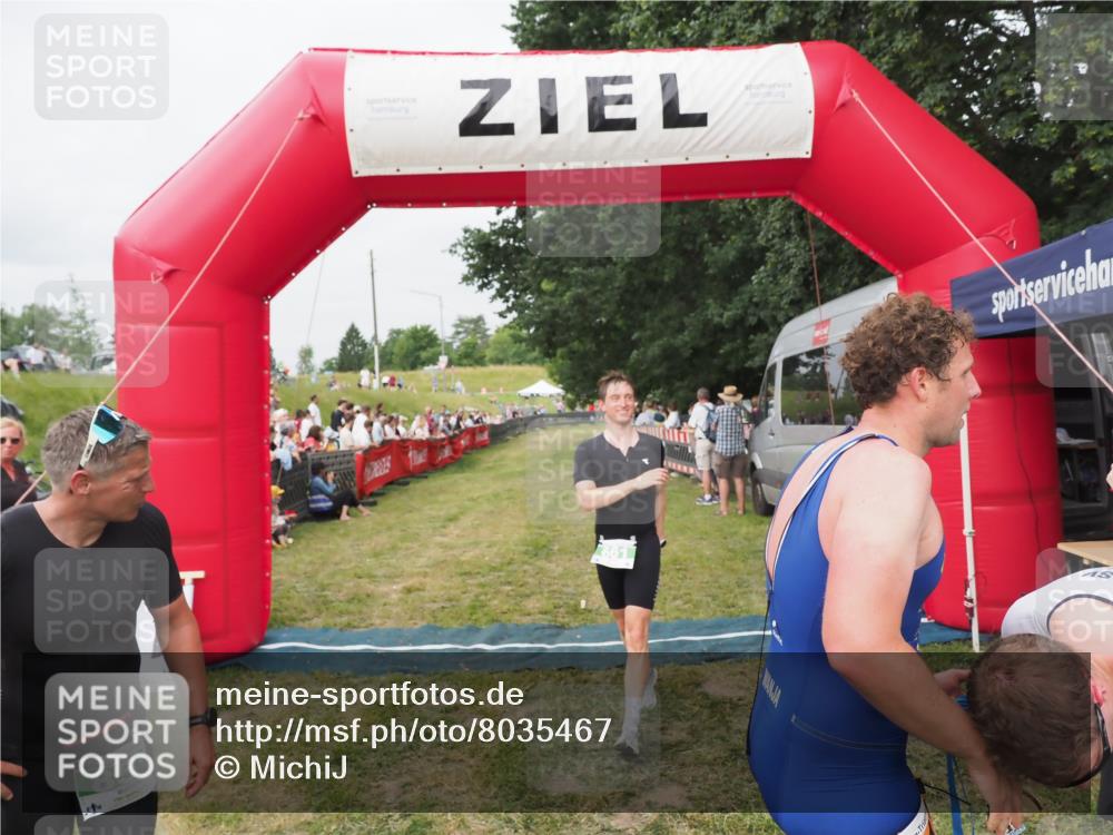 21.06.2025 - 27. Vierlanden-Triathlon MichiJ http://msf.ph/oto/8035467 15.06.2026 13:00:08 Ziel 661 meine-sportfotos.de
