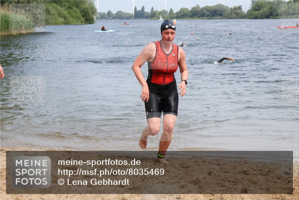 15.06.2025 - 27. Vierlanden-Triathlon Lena Gebhardt http://msf.ph/oto/8035469 15.06.2025 11:22:51 Schwimmen 894 meine-sportfotos.de