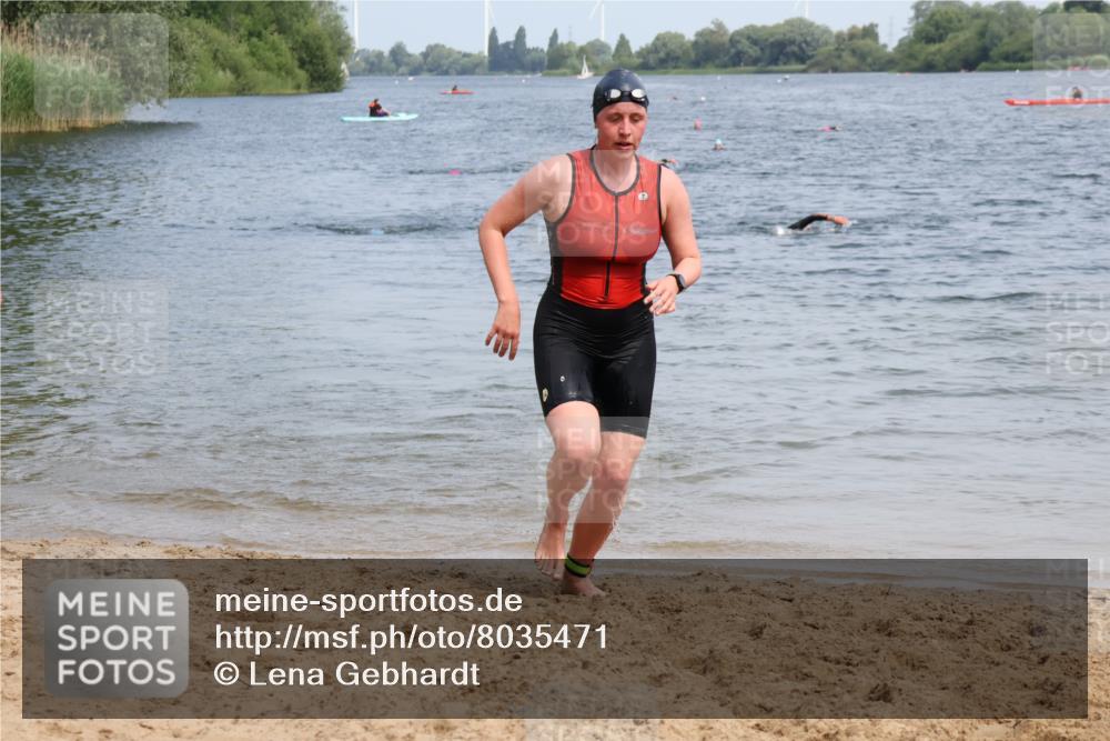 15.06.2025 - 27. Vierlanden-Triathlon Lena Gebhardt http://msf.ph/oto/8035471 15.06.2025 11:22:51 Schwimmen 894 meine-sportfotos.de