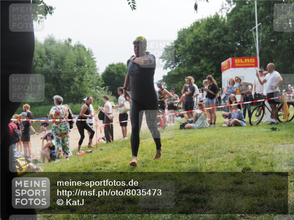 15.06.2025 - 27. Vierlanden-Triathlon KatJ http://msf.ph/oto/8035473 15.06.2025 11:20:13 Schwimmen 806, 889, 930, 932, 940, 976 meine-sportfotos.de
