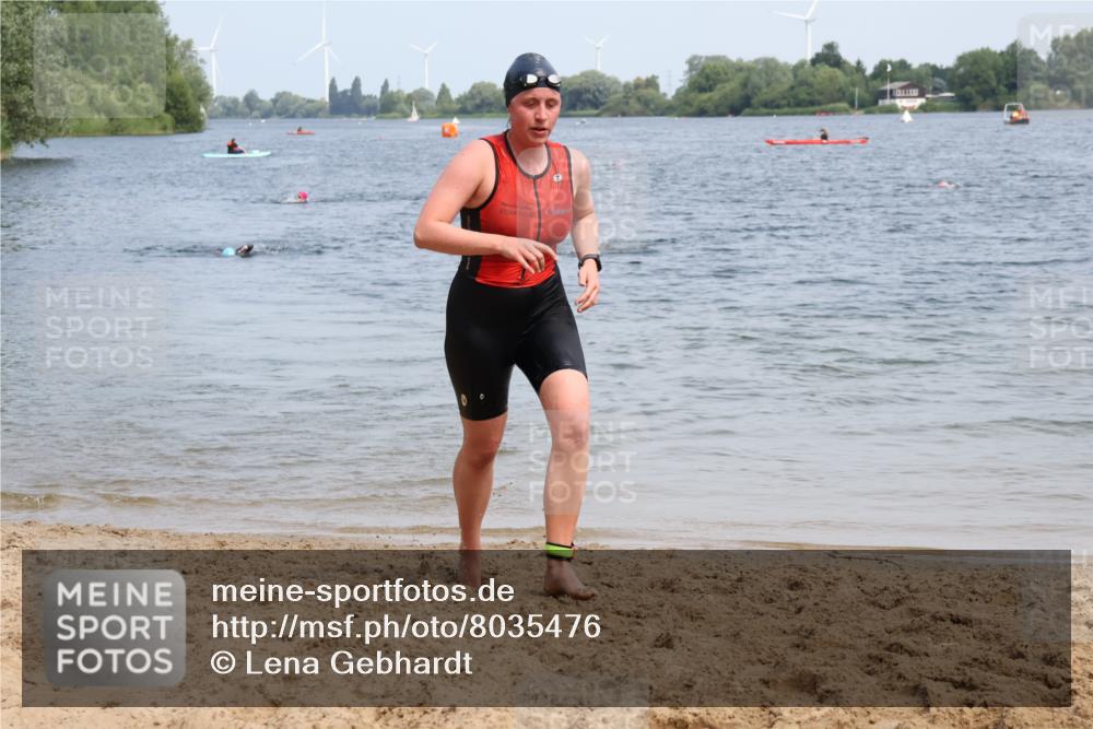 15.06.2025 - 27. Vierlanden-Triathlon Lena Gebhardt http://msf.ph/oto/8035476 15.06.2025 11:22:52 Schwimmen 894 meine-sportfotos.de